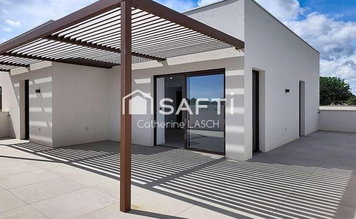 Apartment in Centre Ville, Castries, France 1