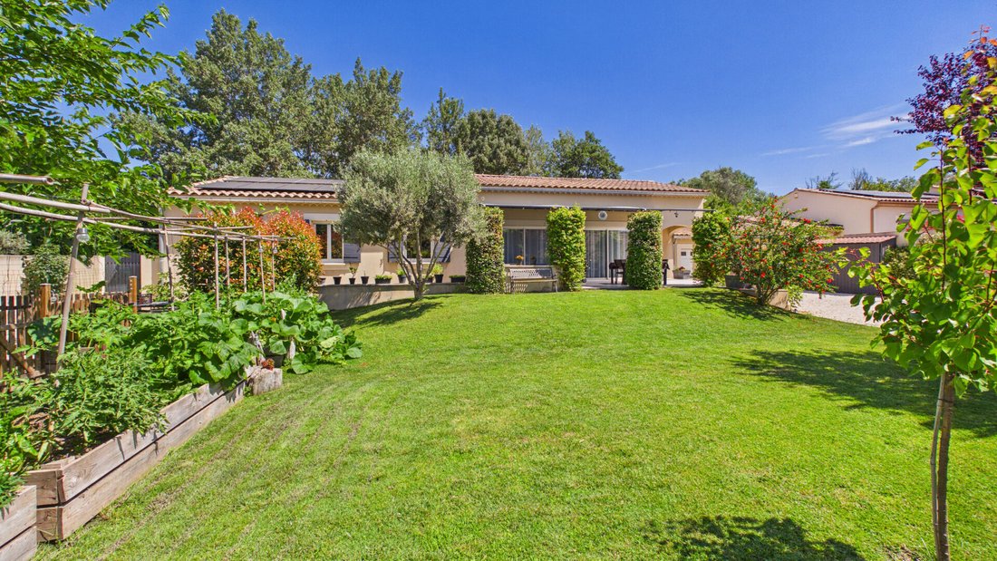 Villa in Eyragues, Provence-Alpes-Côte d'Azur, France 1 - 18126509