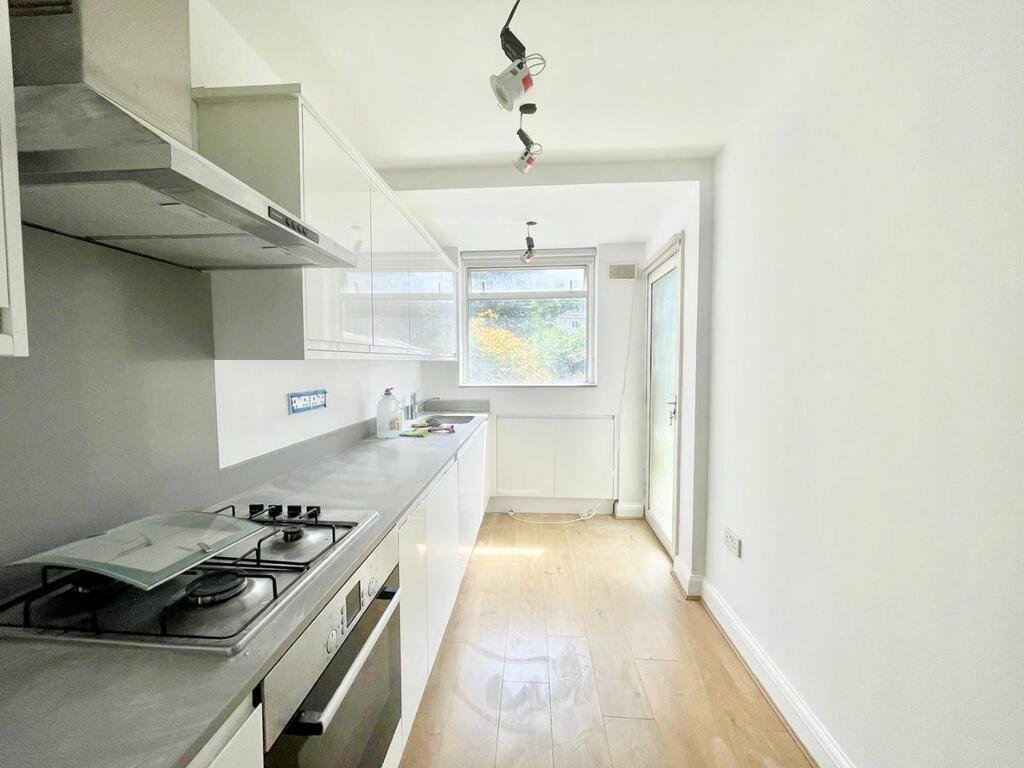 House in Elthorne Heights, Ealing, England 2 - 18126622
