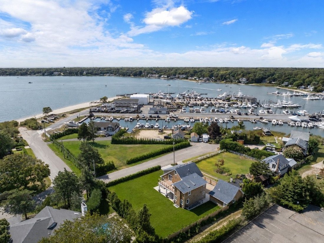 Hampton Bays, New York, United States 1 - 17335429