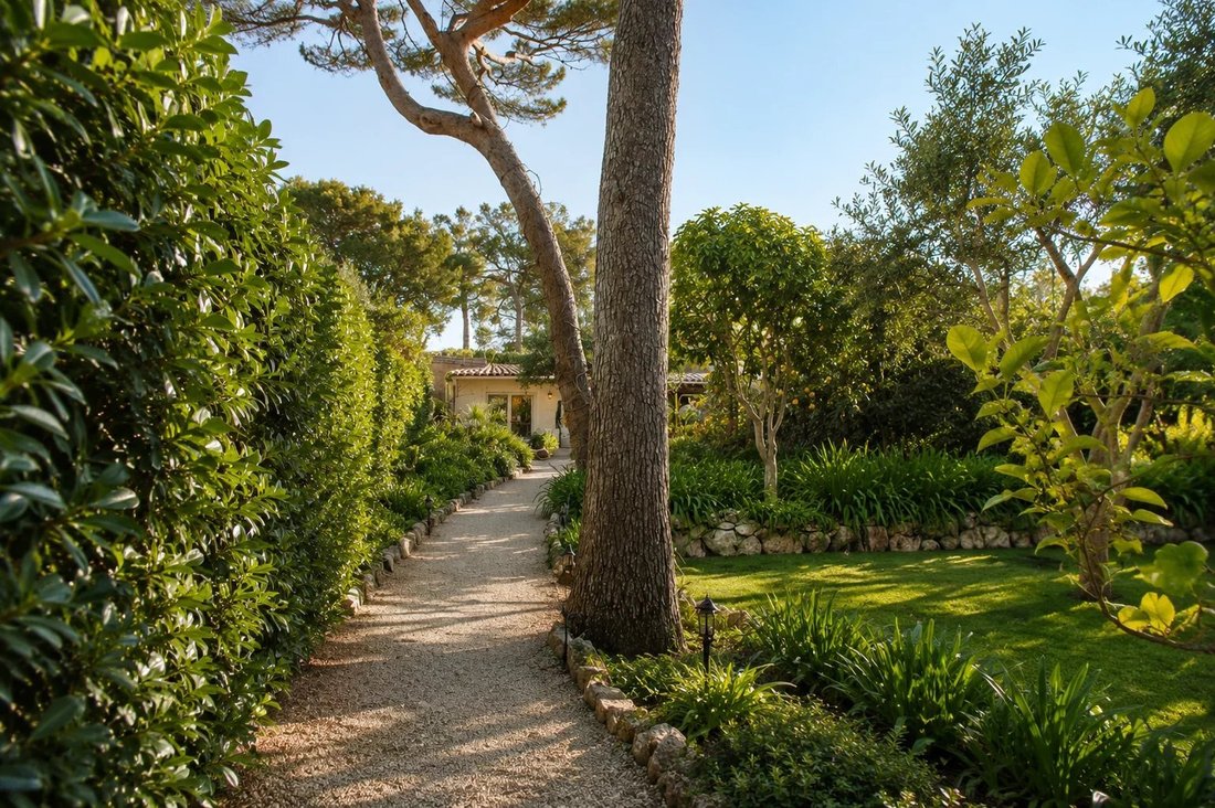 Villa in Saint-Jean-Cap-Ferrat, Provence-Alpes-Côte d'Azur, France 5 - 17483061