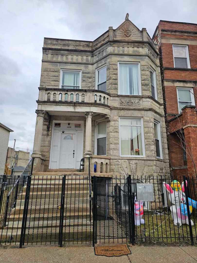 Chicago, Illinois, United States 4 - 18132772