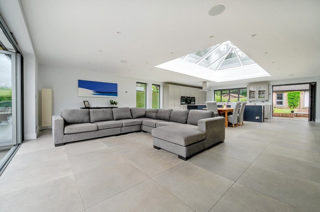 House in Shalford, England 4 - 18127577