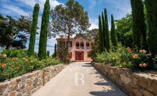 House in Zone Est Diffuse, Saint-Tropez, France 1