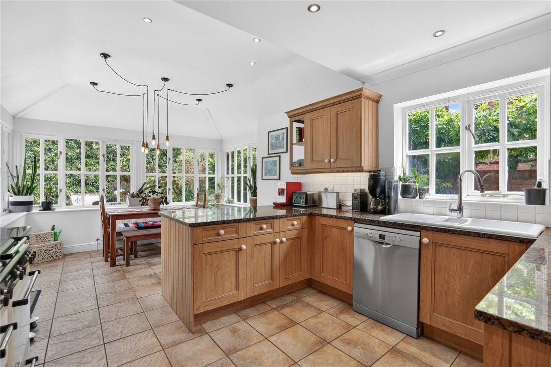 House in Bisley, Surrey Heath, England 5 - 18127564
