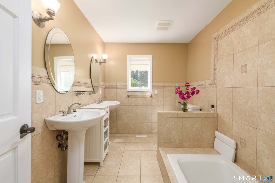 House in Ellington, Connecticut, United States 5 - 18131181