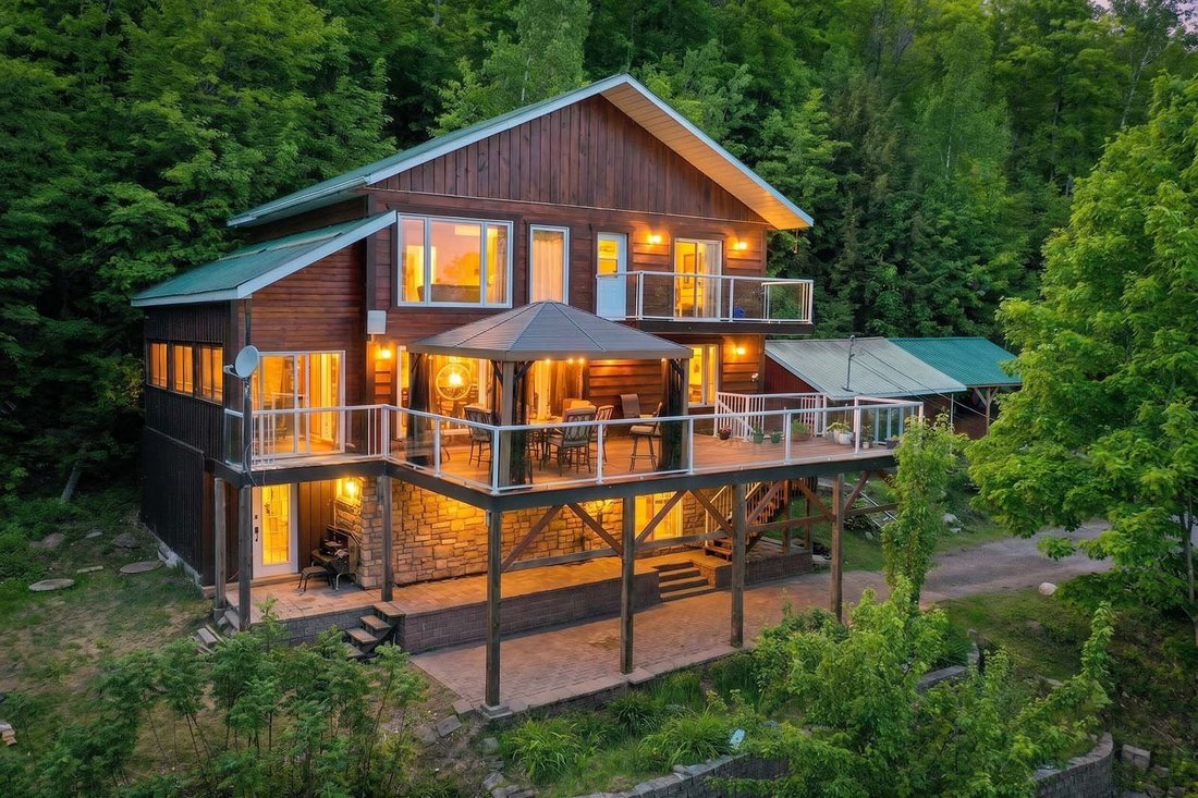 House in Amherst, Quebec, Canada 1 - 18133282