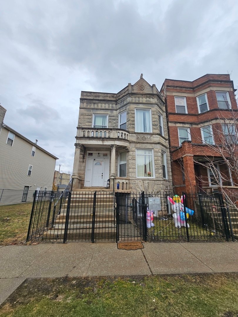 Chicago, Illinois, United States 3 - 18132772