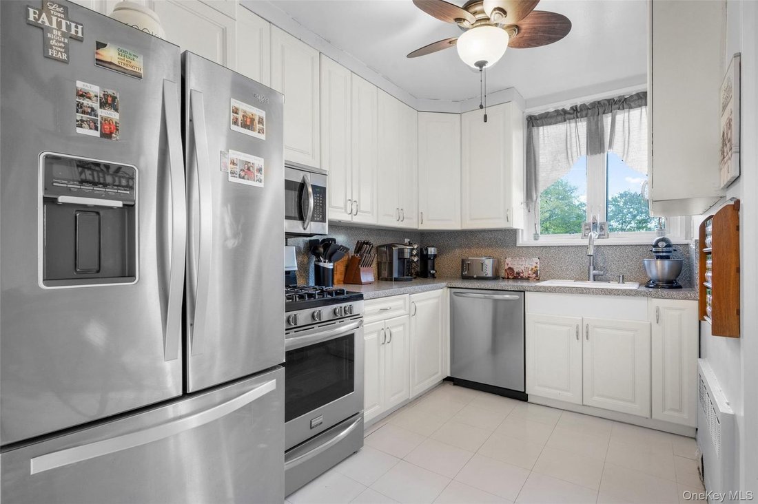 Co Op in Eastchester, New York, United States 5 - 18070173