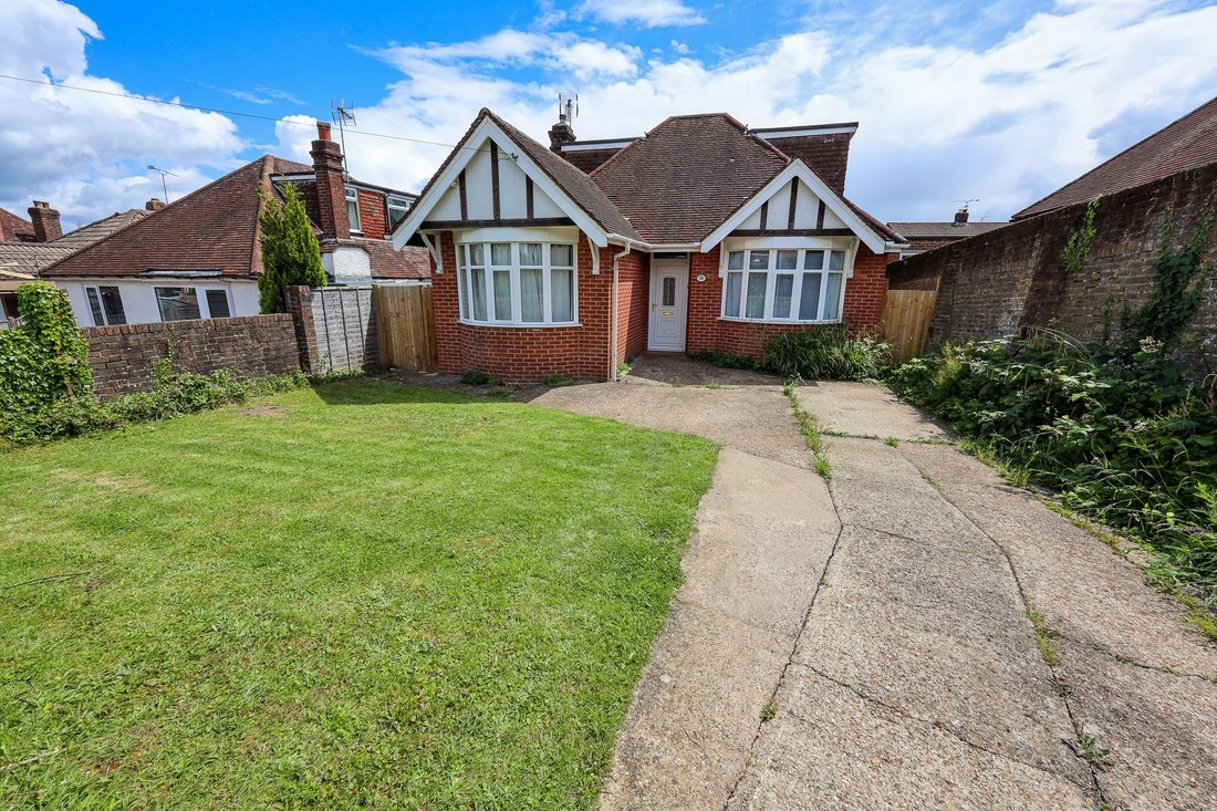 Bungalow in Burgess Hill, England 1 - 16964247