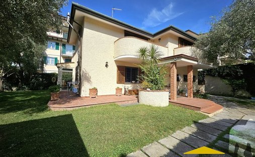 House in Center, Massa, Italy 1