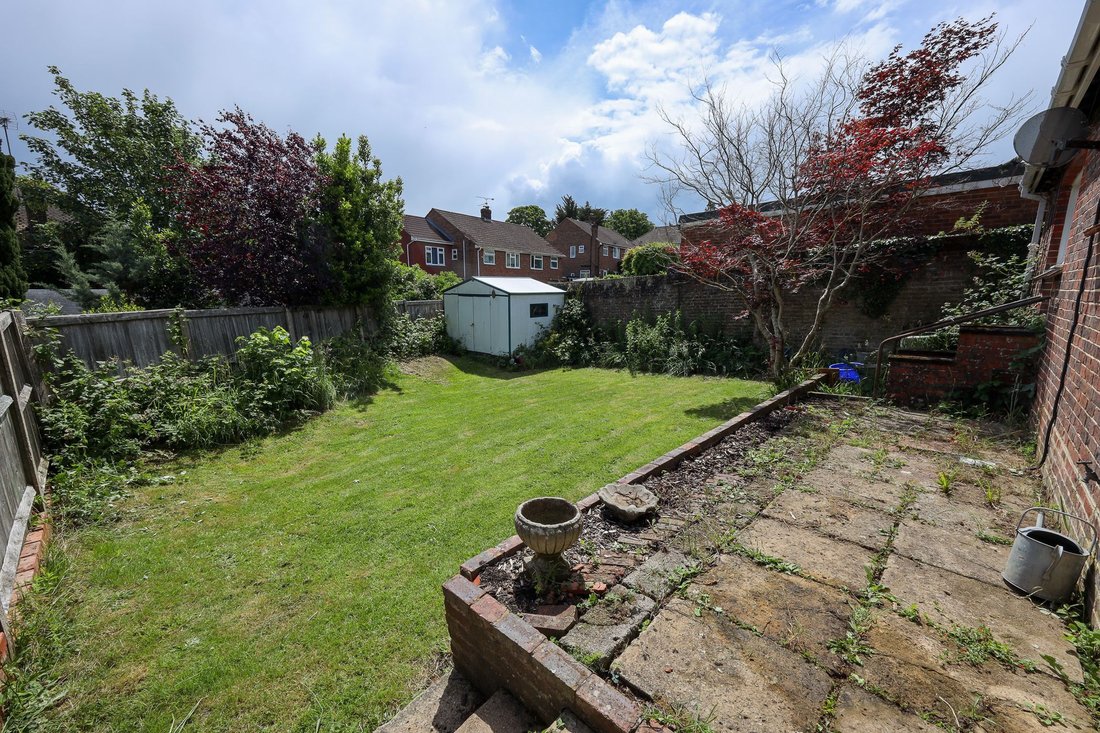 Bungalow in Burgess Hill, England 2 - 16964247
