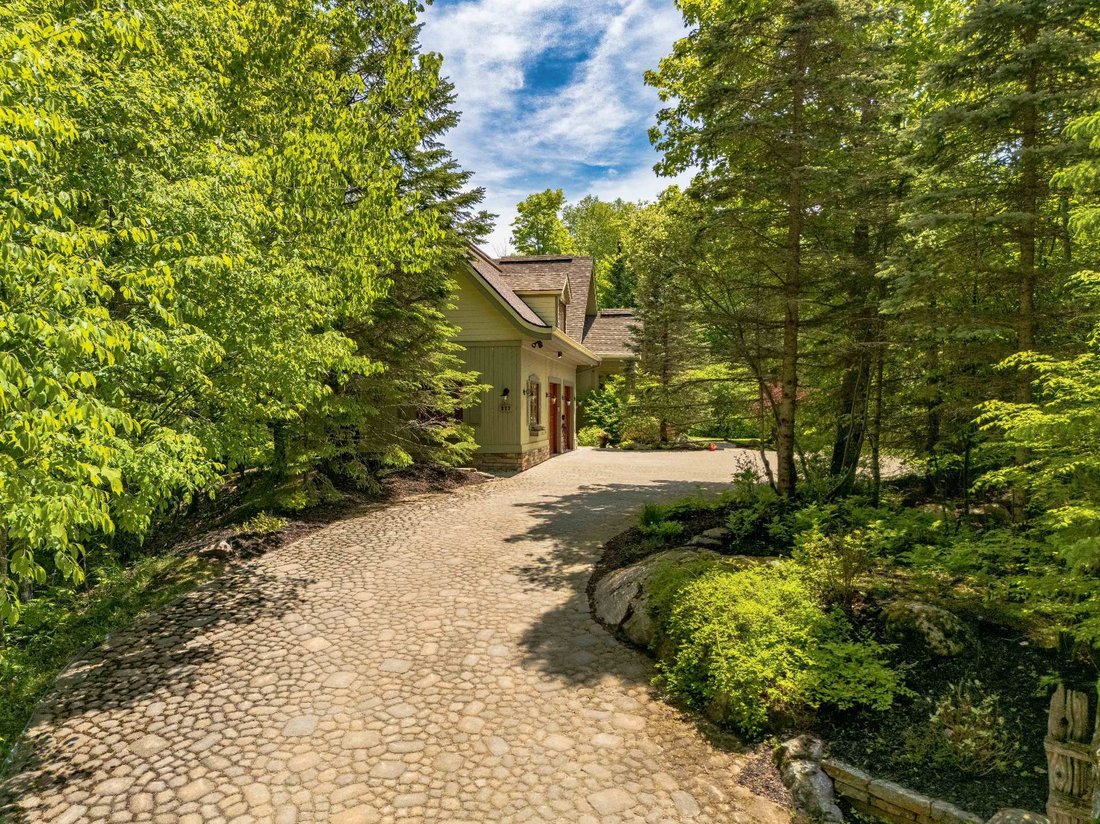 House in Mont-Tremblant, Quebec, Canada 2 - 18130066