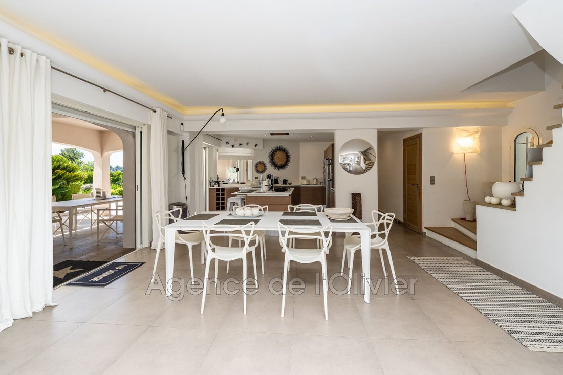Villa in Le Rouret, Provence-Alpes-Côte d'Azur, France 2 - 18129875