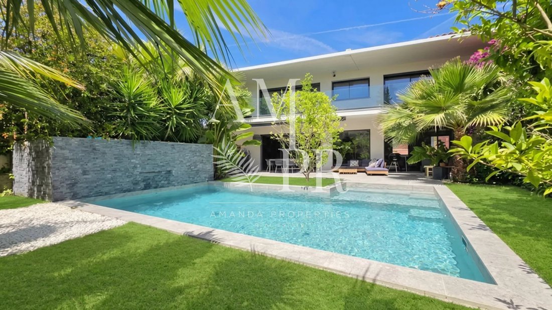 Townhouse in Vallergues, Cannes, France 1 - 18127627