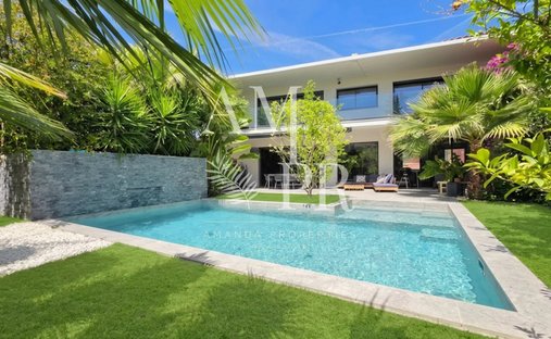 Townhouse in Vallergues, Cannes, France 1
