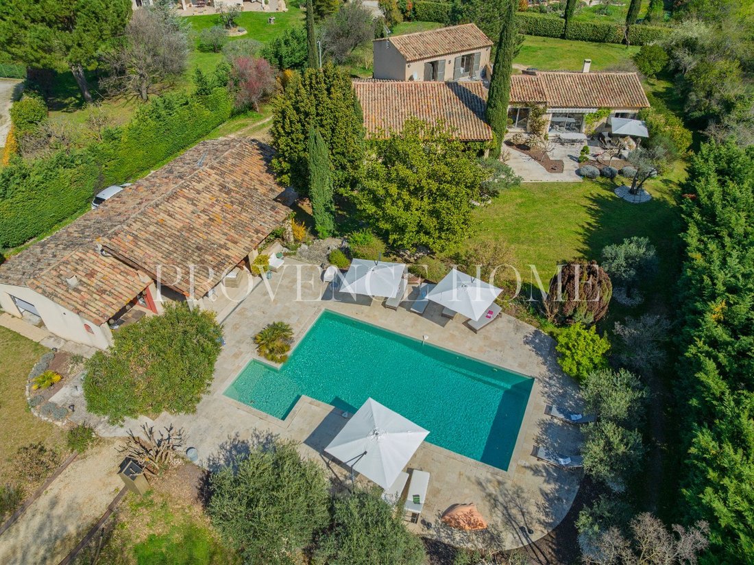 Estate in Maubec, Provence-Alpes-Côte d'Azur, France 1 - 18130827