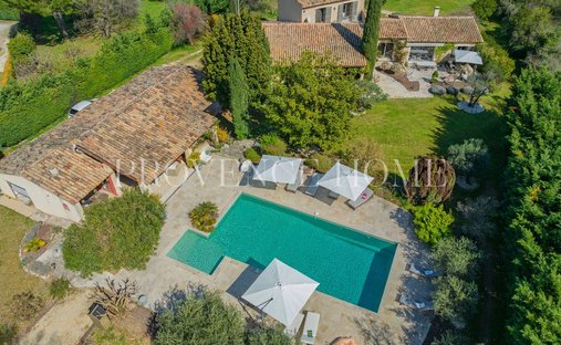 Domaine à Maubec, Provence-Alpes-Côte d'Azur, France 1