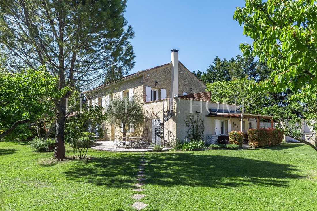 Estate in La Ville, L'Isle-sur-la-Sorgue, France 1 - 18130646