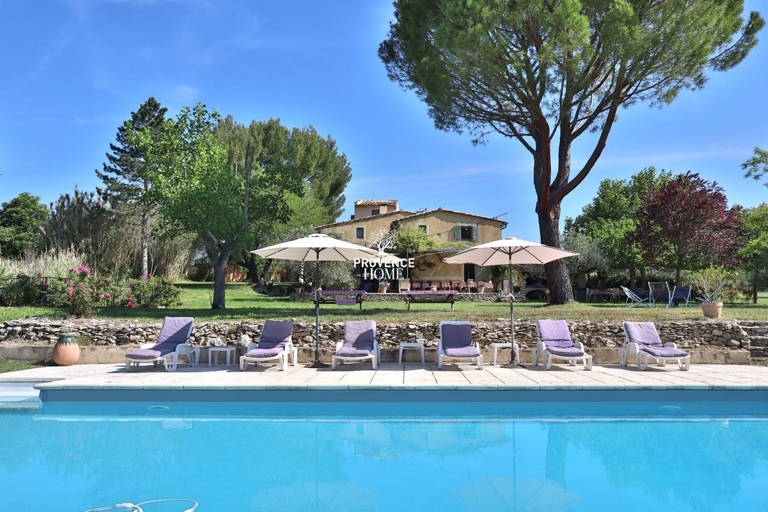 Estate in Saint-Saturnin-lès-Apt, Provence-Alpes-Côte d'Azur, France 1 - 18130743