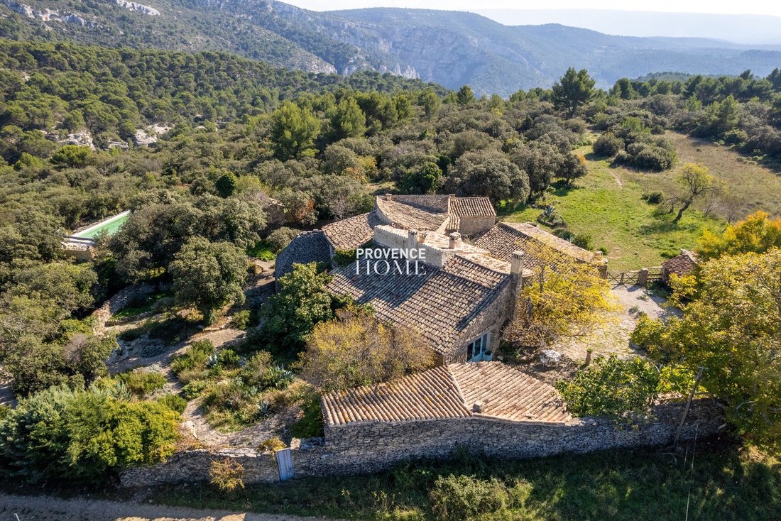 Estate in Saumane-de-Vaucluse, Provence-Alpes-Côte d'Azur, France 1 - 18130816
