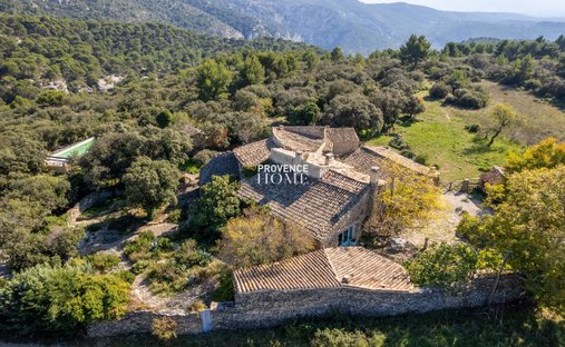 Estate in Saumane-de-Vaucluse, Provence-Alpes-Côte d'Azur, France 1