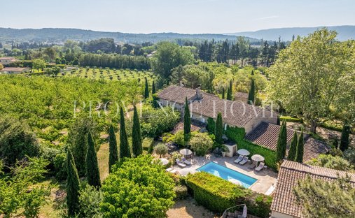Estate in Lagnes, Provence-Alpes-Côte d'Azur, France 1