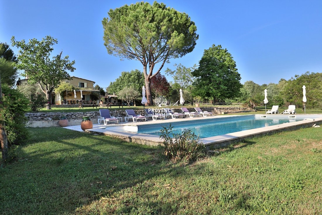 Estate in Saint-Saturnin-lès-Apt, Provence-Alpes-Côte d'Azur, France 2 - 18130743