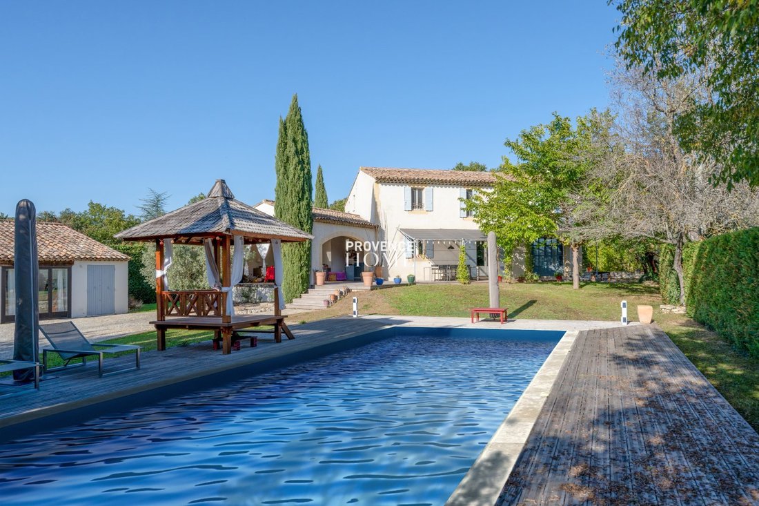 Estate in Cabrières-d'Avignon, Provence-Alpes-Côte d'Azur, France 1 - 18130794