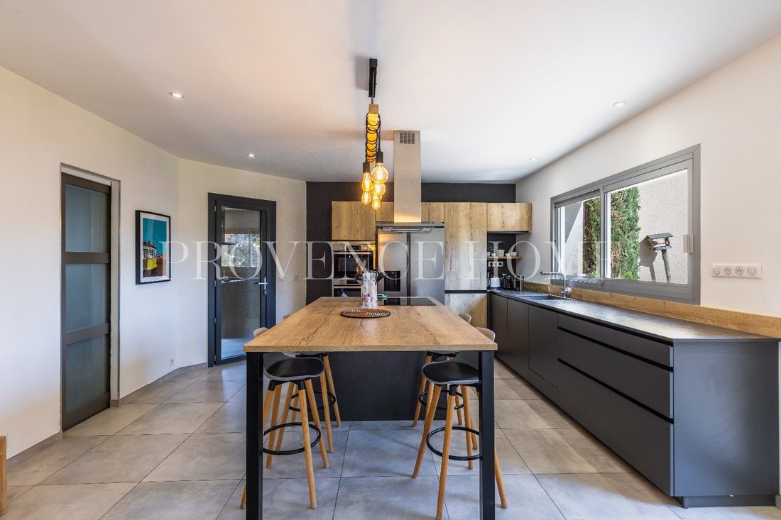 Estate in Maubec, Provence-Alpes-Côte d'Azur, France 5 - 18130827