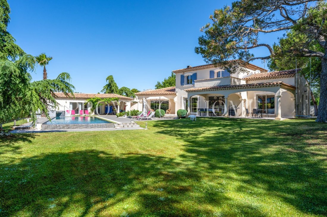 Estate in Cabrières-d'Avignon, Provence-Alpes-Côte d'Azur, France 2 - 18130824