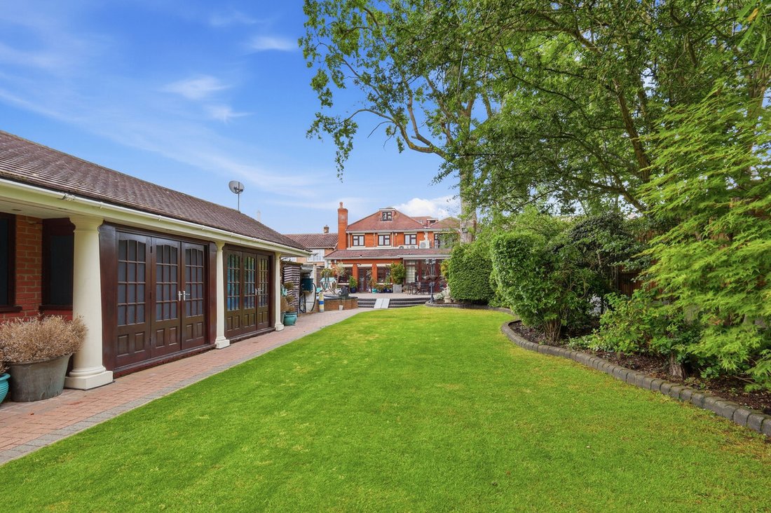 House in Little West Hatch, Chigwell, England 5 - 18131460