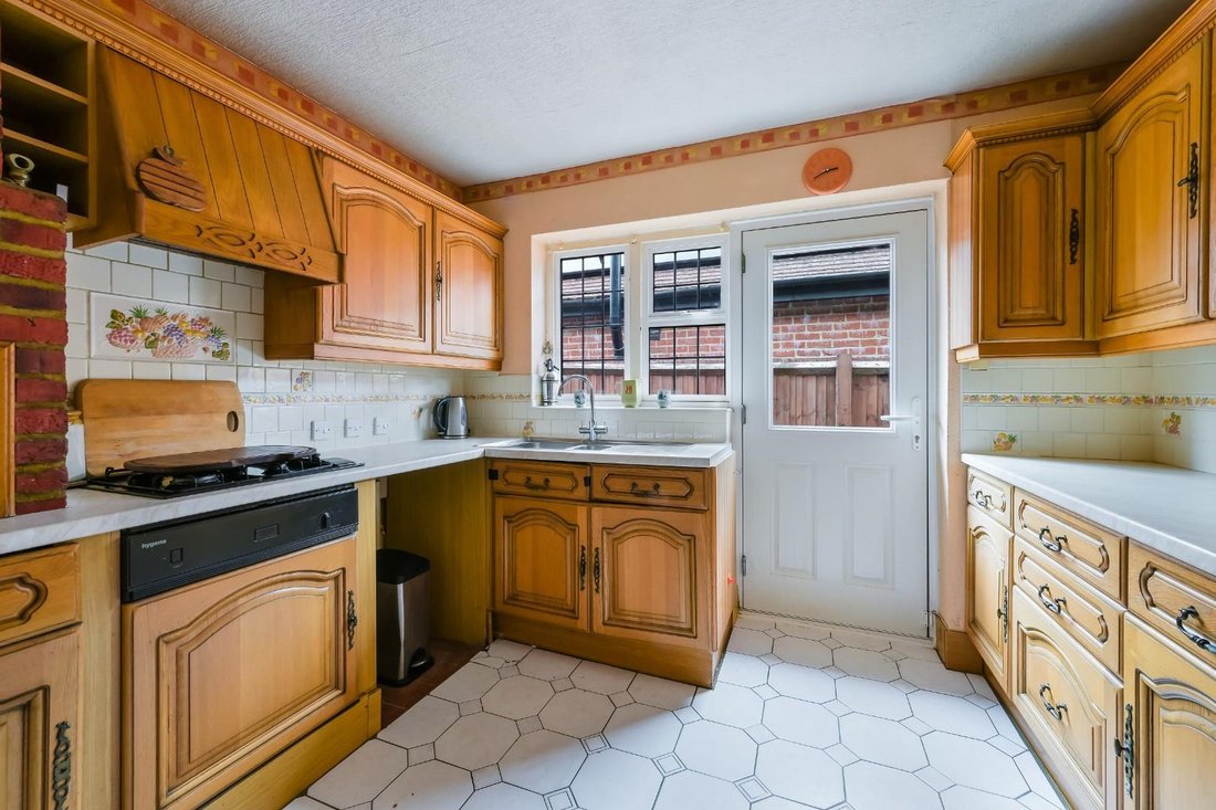 Bungalow in Walton on the Hill, Reigate and Banstead, England 5 - 18127535