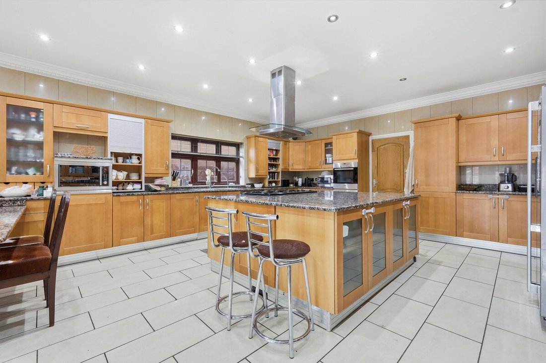 House in Little West Hatch, Chigwell, England 3 - 18131460