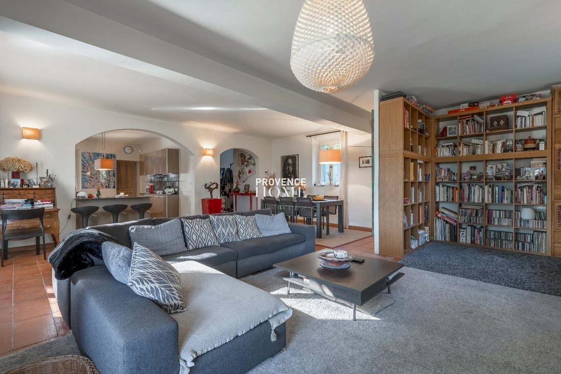 Estate in Cabrières-d'Avignon, Provence-Alpes-Côte d'Azur, France 5 - 18130794