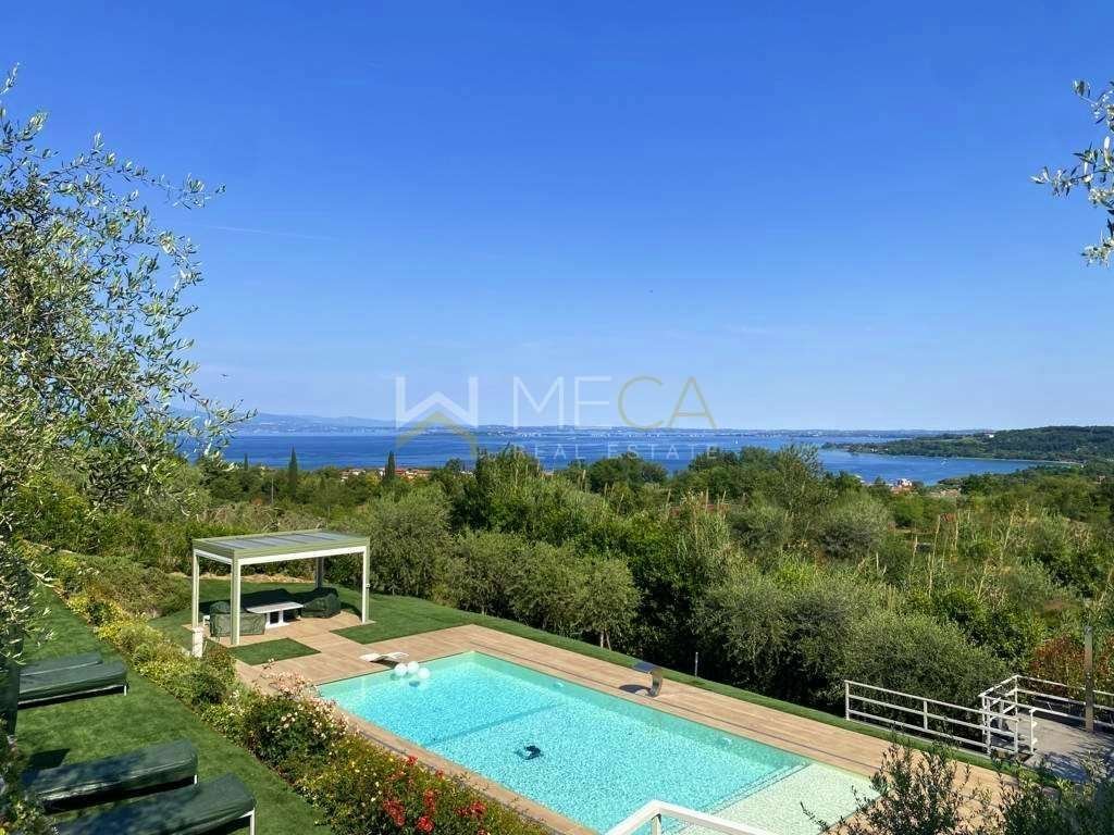 Villa in Hill Zone, Padenghe sul Garda, Lombardy 1 - 18132402