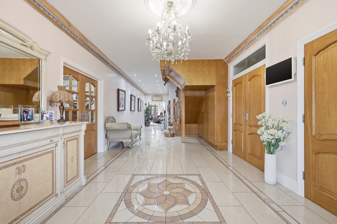 House in Little West Hatch, Chigwell, England 2 - 18131460