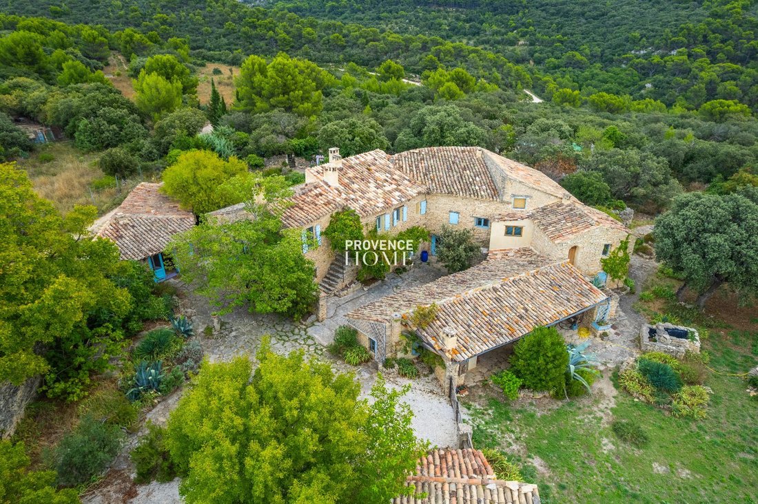 Estate in Saumane-de-Vaucluse, Provence-Alpes-Côte d'Azur, France 2 - 18130816
