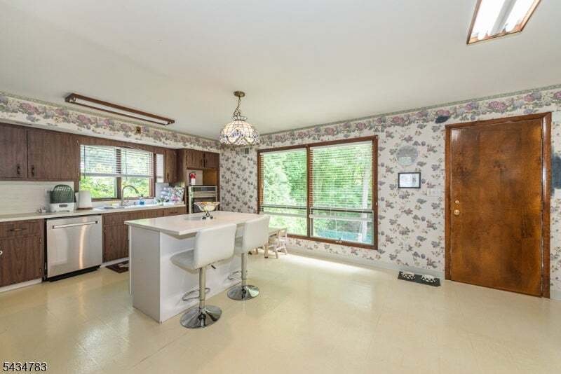 House in Totowa, New Jersey, United States 3 - 18134090