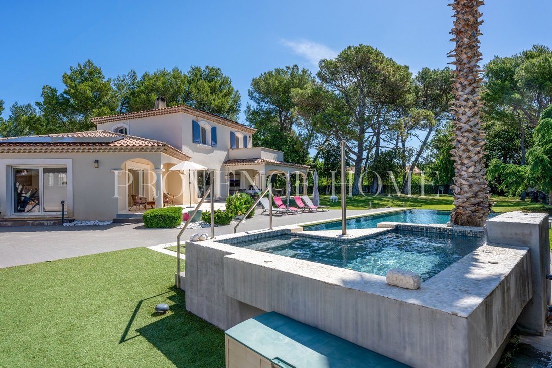 Estate in Cabrières-d'Avignon, Provence-Alpes-Côte d'Azur, France 3 - 18130824