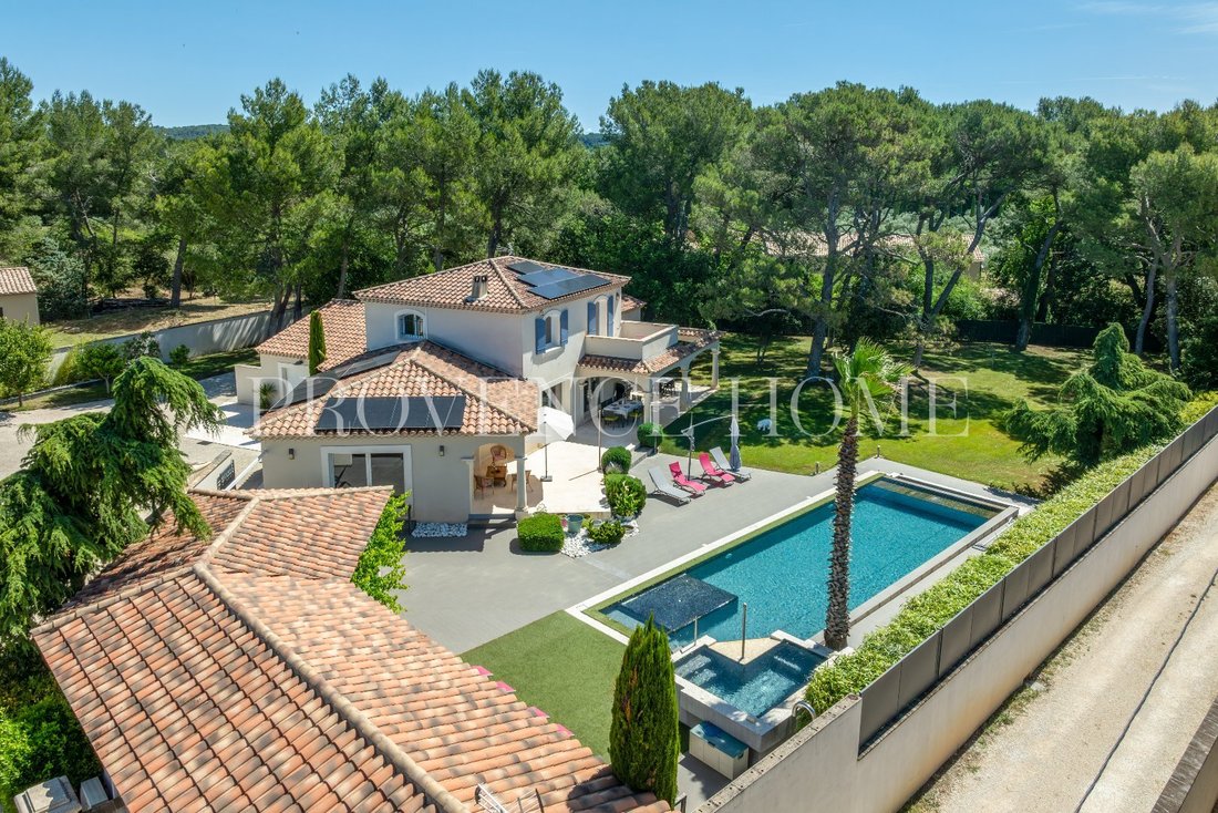 Estate in Cabrières-d'Avignon, Provence-Alpes-Côte d'Azur, France 1 - 18130824