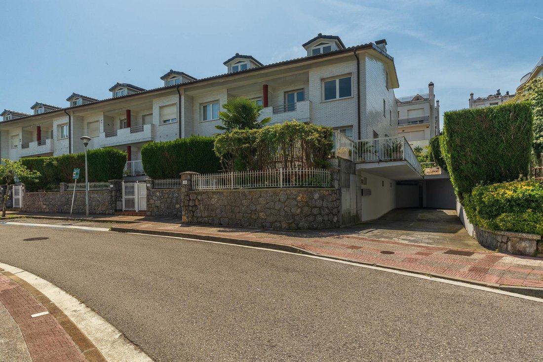 Villa in Mendebaldea, Donostia-San Sebastian, Spain 2 - 18128145