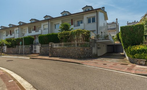Villa in Mendebaldea, Donostia-San Sebastian, Spain 1