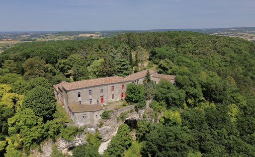 Castle in Penne-d'Agenais, Nouvelle-Aquitaine, France 1