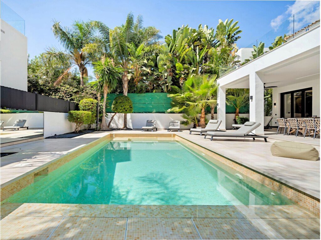 Villa in Elviria-Cabopino, Marbella, Spain 2 - 18131416