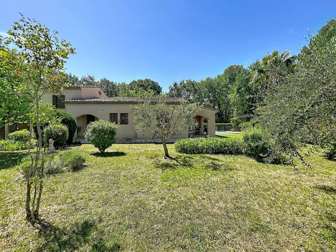 Villa in Le Rouret, Provence-Alpes-Côte d'Azur, France 2 - 18130063