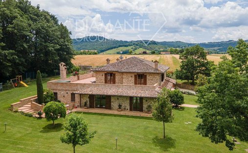 Villa in Gubbio, Umbria, Italy 1