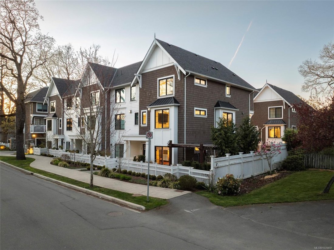 House in Saanich, British Columbia, Canada 2 - 18133266