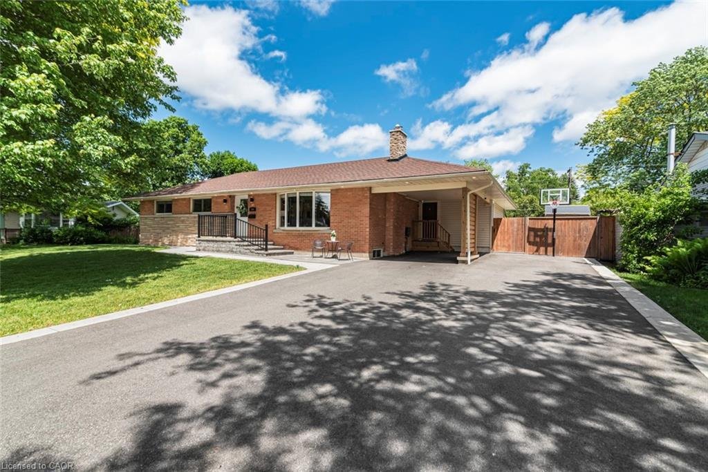 House in Hamilton, Ontario, Canada 1 - 18141697