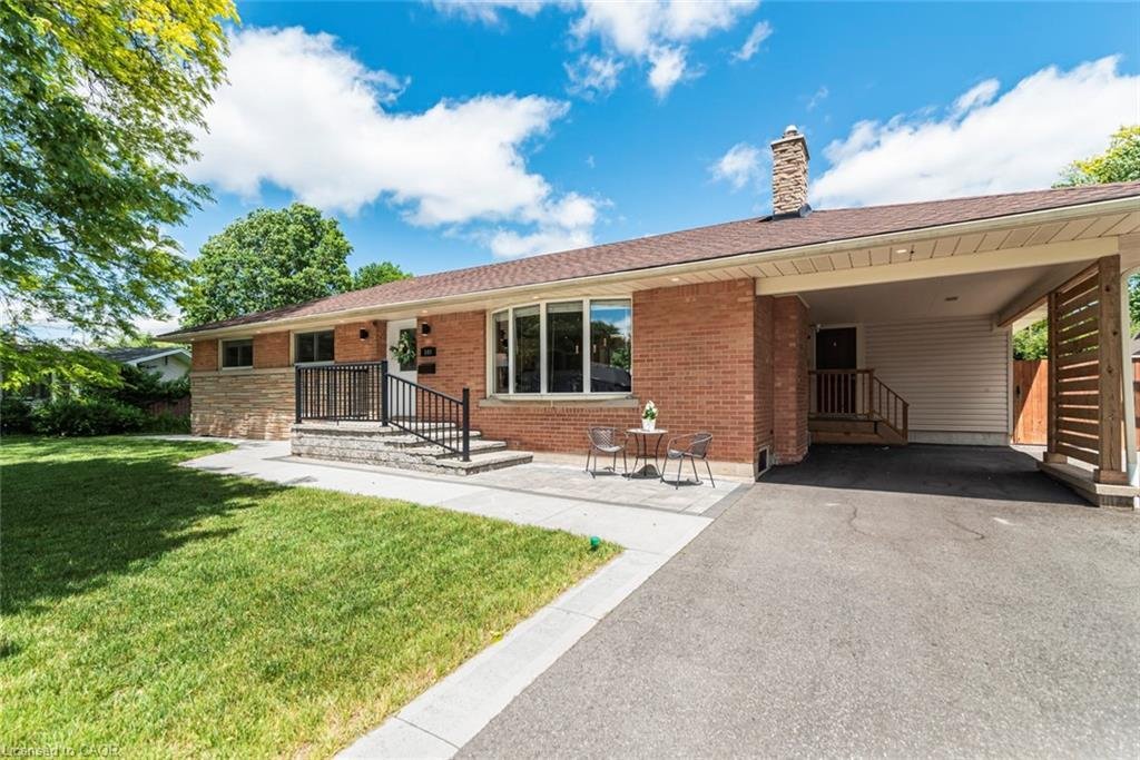 House in Hamilton, Ontario, Canada 2 - 18141697